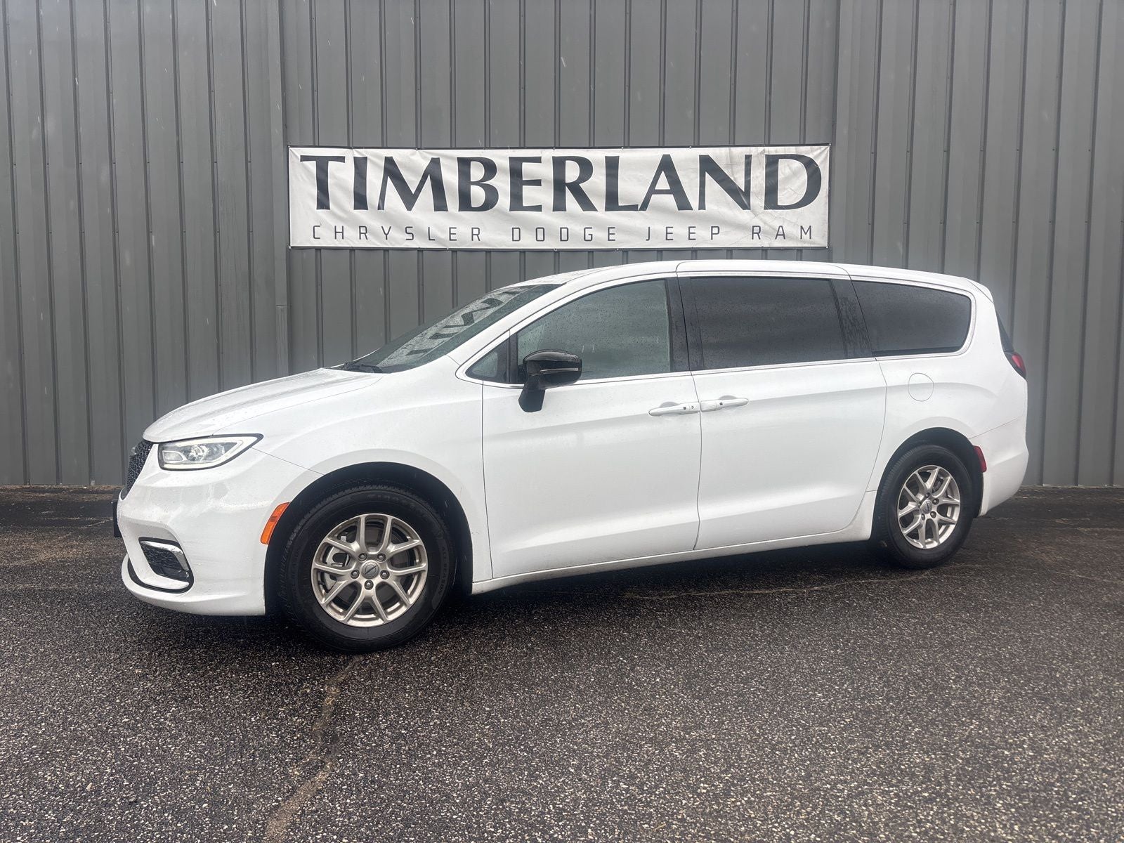 2025 Chrysler Pacifica Select in Bright White Clear Coat — front three-quarter view